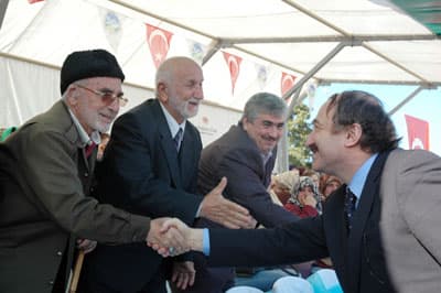 <font face="arial,helvetica,sans-serif"><font size="2"><font color="#333399">Ekonomide reformlar yapıldığını anlatan &Ouml;zak, s&ouml;zlerine ş&ouml;yle devam etti:</font> &quot;Bankalarımız &ccedil;ok sağlam d&ouml;viz rezervleri iyi. &Ouml;zelleştirme iyi, yabancı sermayenin T&uuml;rkiye'ye bakışı gayet iyi. T&uuml;rkiye laik, demokratik sosyal devlet yapısıyla bu b&ouml;lgede en g&uuml;venilir devletlerden biri. Ben inanıyorum bu kriz T&uuml;rkiye'ye bir fırsat getirecektir. H&uuml;k&uuml;met olarak KOBİ'lerimize &ccedil;ok destek vermemiz gerekiyor. İhracatta bir zorluk yaşanabilir. Ama T&uuml;rkiye bu krizden &ccedil;abasıyla alnının akıyla &ccedil;ıkacak.&quot; <br /></font></font>