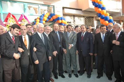 <font face="arial,helvetica,sans-serif" size="2">Konuşmaların ardından Bakan &Ouml;zak ve beraberindekiler butona basarak Dorukkent'in temelini attı. &Ouml;zak'a daha sonra ger&ccedil;ekleşen valilik ziyareti sırasında<font color="#333399"> &quot;Global ekonomik krizin inşaat sekt&ouml;r&uuml;ne etkisi ne olabilir&quot; </font>soruldu. Bakan &Ouml;zak da buna şu cevabı verdi: <font color="#333399">&quot;D&ouml;vizdeki &ccedil;ıkış ve belirsizlik nedeniyle kısa vadede etkilenir gibi g&ouml;r&uuml;l&uuml;rse de ben T&uuml;rk insanının gayrimenkule ve inşaat sekt&ouml;r&uuml;ne &ccedil;ok yatırım yapacağına ve sekt&ouml;r&uuml; &ccedil;ok kısa zamanda toparlayacağına inanıyorum. 2005-2006 ve 2007 yılında bu yana zaten bir iniş vardı zaten ama şimdi bu iniş durağanlaştı, 2009'dan sonra a&ccedil;ılır diye d&uuml;ş&uuml;n&uuml;yorum. Bankacılık sekt&ouml;r&uuml;n&uuml;n buraya destek vermesi gerekiyor. Bununla ilgili gerekli konuşmalar yapıldı gerekli talimatlar verildi. Moral bozmaya gerek yok. T&uuml;rkiye Avrupa'nın 6., d&uuml;nyanın 16. b&uuml;y&uuml;k ekonomisi. Geleceğimizi iyi g&ouml;r&uuml;yorum.&quot;</font> </font><font color="#333399"><br /></font>