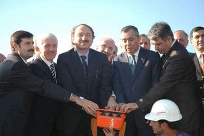 <font face="Arial" size="2">Bakan &Ouml;zak, AK Parti Erenler İl&ccedil;e Teşkilatı'nın yeni binasının a&ccedil;ılını ger&ccedil;ekleştirdikten sonra Ankara'ya gitti.</font>