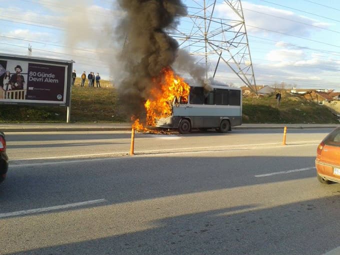 İçinde çok sayıda yolcu bulunan minibüs alev aldı