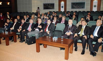 <font face="Arial" size="2">Seminerde bir konuşma yapan SATSO Başkanı Erol &Ouml;zt&uuml;rk, Sakarya'nın son 15 yılda tarımla birlikte sanayileşmeye adım attığını belirterek, &quot;<font color="#333399">D&uuml;nyanın dev şirketleri ilimize gelmiş bulunmaktadır. İlimizin toplam ticaret hacmi 5,5 milyar dolar. Sakarya &uuml;lke ihracatının takriben y&uuml;zde 3'&uuml;n&uuml; karşılayan bir il konumundadır. İlimiz tarım ve sanayiyle birlikte kalkınmayı hedeflemiştir&quot;</font> dedi. Bu g&uuml;zel kentimizde yaylalar, deniz ve g&ouml;ller bulunduğunu anlatan &Ouml;zt&uuml;rk, ş&ouml;yle konuştu: <font color="#333399">&quot;Aynı zamanda ulaşım a&ccedil;ısından fevkalade &ouml;nemli bir il konumundadır. Diğer taraftan enerji y&ouml;n&uuml;nden bakıldığında b&uuml;t&uuml;n enerji merkezlerinin ilimizden ge&ccedil;tiği g&ouml;r&uuml;lmektedir. İlimizde ENKA'nın kurmuş olduğu b&uuml;y&uuml;k bir doğalgaz &ccedil;evrim santrali bulunmaktadır. İlimizin enerji ve sanayi altyapısı tamamlanmış durumdadır.&quot;</font><br /></font>