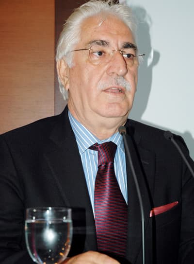 <font face="Arial" size="2">OSB'lerin gelişiminin hızlı bir şekilde olduğunu anlatan &Ouml;zt&uuml;rk, s&ouml;zlerini ş&ouml;yle s&uuml;rd&uuml;rd&uuml;: <font color="#333399">&quot;İlimizin sosyal ve k&uuml;lt&uuml;rel ihtiya&ccedil;larını gidermeye &ccedil;alışmaktayız. SATSO'nun 8 bin 500 &uuml;yesi mevcut. 870 tane de sanayi kuruluşu var. Başlıca &uuml;r&uuml;nlerimiz otomotiv, madeni eşya ve tekstilde ağırlık kazanmaktadır. 22 farklı &uuml;lkeden gelen 38 kişilik heyeti ağırlamaktan mutluluk duyuyorum. İnşallah buradan işbirliği sağlarız ve geliş gidişimiz s&uuml;rekli olur.&quot;</font> <br /><br />Sakarya'nın tanıtıldığı CD g&ouml;sterisinin ardından konuk iş adamları ile Sakaryalı iş adamları karşılıklı g&ouml;r&uuml;ş alışverişinde bulundu. Son olarak iş adamları sanayi tesislerini gezerek yetkililerden bilgi aldılar.</font> 