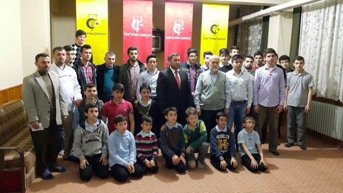 Abdullah Mert, öğrencilere küçük altın hediye etti