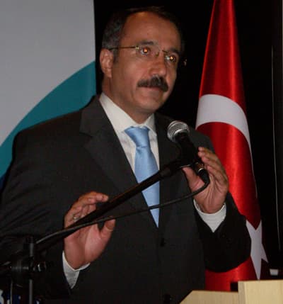 <p><font face="arial,helvetica,sans-serif" size="2"><strong>Bizim Y&ouml;netimimiz K&uuml;&ccedil;&uuml;k Sorunları &Ccedil;&ouml;zer, Ge&ccedil;mişi Denetler</strong></font></p><p><font face="arial,helvetica,sans-serif" size="2"><font color="#000000">T&uuml;rkiye'de y&ouml;netim zihniyetinin geleneksel ve eski bir anlayış olduğunu anlatan Din&ccedil;er, s&ouml;zlerine ş&ouml;yle devam etti:</font><font color="#333399"> &quot;Bizim y&ouml;netim anlayışımız, kapalı sistem bir anlayıştır. Devlet kapalıdır, kamu yararına olacak şeyi kendisi bilir ve bunu uygular. Onun dışında vatandaşların y&uuml;k&uuml;ml&uuml;l&uuml;kleri var. Vatandaşlar da y&uuml;k&uuml;ml&uuml;l&uuml;klerini yerine getirmek zorundadır. Bizim y&ouml;netimimiz gelecek y&ouml;netimi değildir. Bir 5 yıl sonrasını bir 10 yıl sonrası i&ccedil;in hareket etmez. Hatta bir yıl sonrasını d&uuml;ş&uuml;nerek hareket etmez. K&uuml;&ccedil;&uuml;k sorunları &ccedil;&ouml;zer ve ge&ccedil;mişi denetler. Halbuki b&uuml;t&uuml;n modern &uuml;lkeler ve y&ouml;netimler, gelecekleri i&ccedil;in bir vizyon belirlemeyi, bu vizyona kendilerini ulaştıracak misyonu, stratejileri ama&ccedil;ları ve taktikleri ortaya koyma doğrultusunda hareket etmeye başladı.&quot; </font></font></p><p><font face="arial,helvetica,sans-serif" size="2"><strong>B&uuml;t&uuml;n Y&ouml;neticiler Hesap Veriyor Olmalı</strong></font></p><p><font face="arial,helvetica,sans-serif" size="2"><font color="#333399">B&uuml;t&uuml;n kamu kurumlarının hangi alan olursa olsun denetlenebilir olması gerektiğini belirten Din&ccedil;er, s&ouml;zlerini ş&ouml;yle s&uuml;rd&uuml;rd&uuml;:</font> &quot;Denetlenme denince bizim aklımıza gelen şey, bir m&uuml;fettişin g&ouml;nderilmesi ve yapılan faaliyetlerin kanunlara uygun olup olmadığıdır. Ama denetlemeden bizim kastımız bu değil. Elbette bu denetim de olmalı; ama her şey kanuna ve usul&uuml;ne g&ouml;re olmalı. Ama denetimde bir kişinin yapacağı g&ouml;revler ve ger&ccedil;ekleştireceği performans kriterleri ortaya koymazsanız o zaman onun davranışlarını kontrol etmeye &ccedil;alışırsınız. Bu y&uuml;zdendir ki; bizim insanların kılık kıyafetleri &ccedil;ok &ouml;nem kazanır. Taktıkları kravat, giydikleri elbiseler &ccedil;ok &ouml;nem kazanır. Halbuki insanların kendilerini &ouml;l&ccedil;ebilecekleri kişisel veya kurumsal performans &ouml;l&ccedil;&uuml;leri olsaydı, biz performansa g&ouml;re denetleseydik, o zaman inanın bu &uuml;lkede &ccedil;ok şey değişir. Bu a&ccedil;ıdan bakıldığında b&uuml;t&uuml;n y&ouml;neticilerin de hesap veriyor olmaları da lazım.&quot; </font></p><p><font face="arial,helvetica,sans-serif" size="2"><strong>1007 Belediye Kapatılacak</strong></font></p><p><font face="arial,helvetica,sans-serif" size="2">Kapatılan belediyelere de değinen Din&ccedil;er, &ouml;nceki kanunda bir belediye kurmak i&ccedil;in gerekli &ouml;l&ccedil;eğin 2000 n&uuml;fus olduğunu belirterek s&ouml;zlerini ş&ouml;yle tamamladı: <font color="#333399">&quot;Son yıllarda yapılan &ouml;l&ccedil;&uuml;mlerde 4 bin &uuml;zerindeki belediye, 2 bin n&uuml;fusunun altında kaldı. N&uuml;fusa g&ouml;re kaynak aktarıldığında pek &ccedil;ok belediye n&uuml;fuslarını artırmak i&ccedil;in &ccedil;alışıyordu. Son n&uuml;fus sayımında g&ouml;rd&uuml;k ki şehirlerimizin n&uuml;fusunda birtakım yanlışlık var. Belediyelerimizin pek &ccedil;oğu optimal b&uuml;y&uuml;kl&uuml;kte değil. Yaptığımız bir &ccedil;alışmada bir belediye a&ccedil;mak i&ccedil;in ideal n&uuml;fusun 10000 olduğunu tespit ettik. Ama T&uuml;rkiye'nin şartları ve yerleşim alanı genişliği g&ouml;z &ouml;n&uuml;ne alındığından kanunda 5000 n&uuml;fus &ouml;l&ccedil;ek olarak kullanıldı. 5000 n&uuml;fusun olmadığı yerlerde belediye a&ccedil;ılmayacak. Şayet Anayasa Mahkemesi aksi bir karar vermezse 1007 belediye kapanacak.&quot;</font> <br /></font></p>