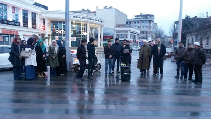 Sabah namazı sonrası, 28 Şubat'ı protesto ettiler
