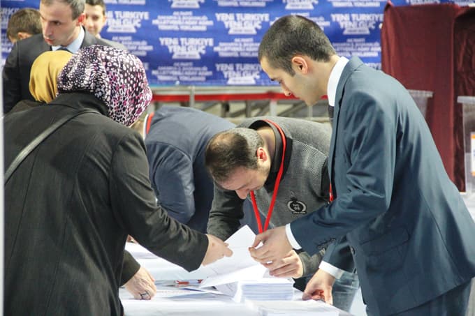Ak Parti'de temayül yoklaması yapıldı