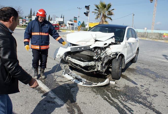 Kamyonet ile jeep birbirine girdi!