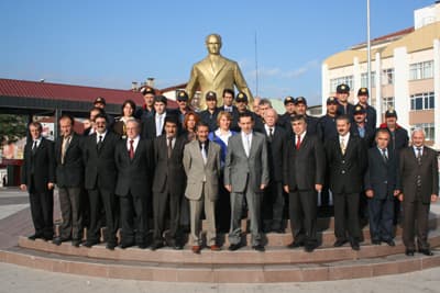 <font face="Arial" size="2">2006 yılında adet bazında aylık işlem adedinin 150.000-160.000 civarında olduğunu s&ouml;yleyen Demir, <font color="#333399">&quot;168. yılı kutladığımız 2008 yılında aylık işlem adedimiz 220.000 &ccedil;ıkmıştır. Hizmet &ccedil;eşidini ve hizmet ağına her ge&ccedil;en g&uuml;n bir yenisini ekleyen kuruluşumuz gelişen teknolojiyle birlikte hizmetlerini yenileyerek hızlı, g&uuml;venilir ve kaliteli hizmet vermeye devam etmektedir&quot;</font> diye konuştu.<br />Gar meydanında bulunan şubedeki 168. m&uuml;şteri olan M&uuml;cait Kaya'ya sırası geldiği zaman s&uuml;rpriz yapan Demir, kendisine 168. yıl d&ouml;n&uuml;m&uuml; anısına PTT'nin hazırladığı pul koleksiyonunu hediye etti. Kaya, PTT hizmetlerinden &ccedil;ok memnun olduğunu ve devamlı PTT'yi tercih ettiğini s&ouml;yledi. Demir ve PTT personeli, daha sonra Vali H&uuml;seyin Atak'ı ziyaret ettikten sonra kuruma ait ara&ccedil;larla şehirde turu atarak programı tamamladı.</font>