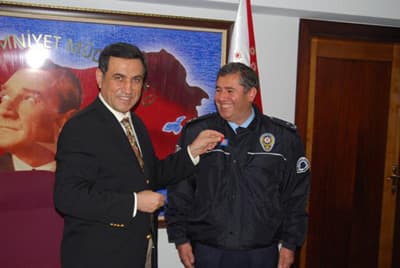 <font face="Arial" size="2">Ayrıca aylık başarı kriterinin mukayesesinde son d&ouml;rt sırada yer alan Merkez il&ccedil;e Emniyet M&uuml;d&uuml;r&uuml;, Taşra il&ccedil;e Emniyet M&uuml;d&uuml;r&uuml; veya amirleri ise yapılan toplantıların tatlı veya meyve suyu sponsorluğunu &uuml;stlenmesine karar verildi.</font> <p><font face="Arial" size="2">Eyl&uuml;l ayı baz alınarak yapılan mukayese sonucu trafik olaylarında,</font><font face="Arial" size="2" color="#333399"> en başarılı il&ccedil;e Emniyet M&uuml;d&uuml;r vekili Alpay Atıcı adına Emniyet Amiri Halil İbrahim Bolat, asayiş olaylarında ise en başarılı il&ccedil;e Emniyet Amiri Ali Yıldız bir adet altın ile &ouml;d&uuml;llendirildi. Son d&ouml;rt sırada yer alan Akyazı il&ccedil;e Emniyet M&uuml;d&uuml;r&uuml; Hasan Zeyrek, Sapanca il&ccedil;e Emniyet M&uuml;d&uuml;r Vekili Sinan K&ouml;kten, S&ouml;ğ&uuml;tl&uuml; il&ccedil;e Emniyet Amir Vekili Mehmet Nuri &Ccedil;ınaklı, Adapazarı il&ccedil;e Emniyet M&uuml;d&uuml;r&uuml; Habibullah &Ouml;zavar, ekim ayı değerlendirme toplantısının tatlı ve meyve suyu sponsorluğunu &uuml;stlendiler.</font></p>