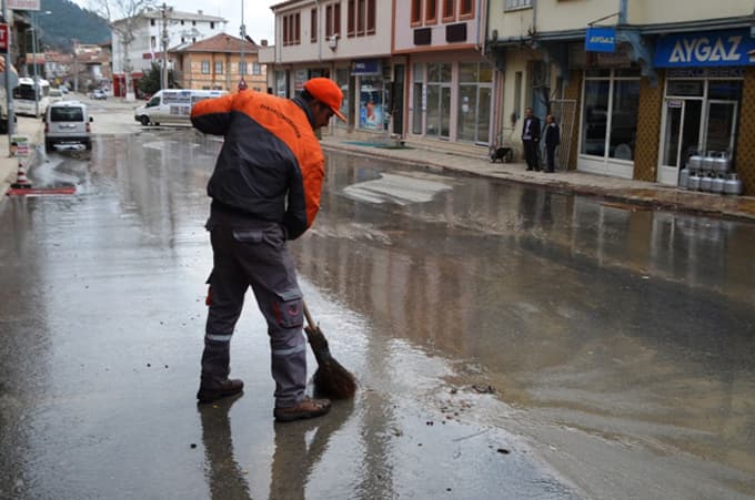 Ferizli çarşı merkezi yıkandı