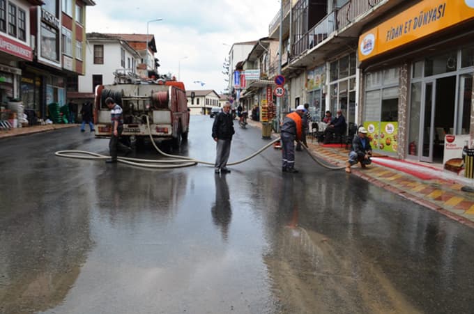 Ferizli çarşı merkezi yıkandı