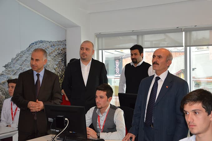 Vali yardımcısı kursiyerleri ziyaret etti