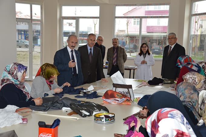 Vali yardımcısı kursiyerleri ziyaret etti