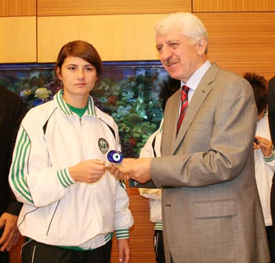 Bayan Futbolcular Başkan Duran'ı Ziyaret Etti