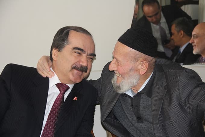 Vali Coş'tan cuma namazı çıkışı esnaf ziyareti