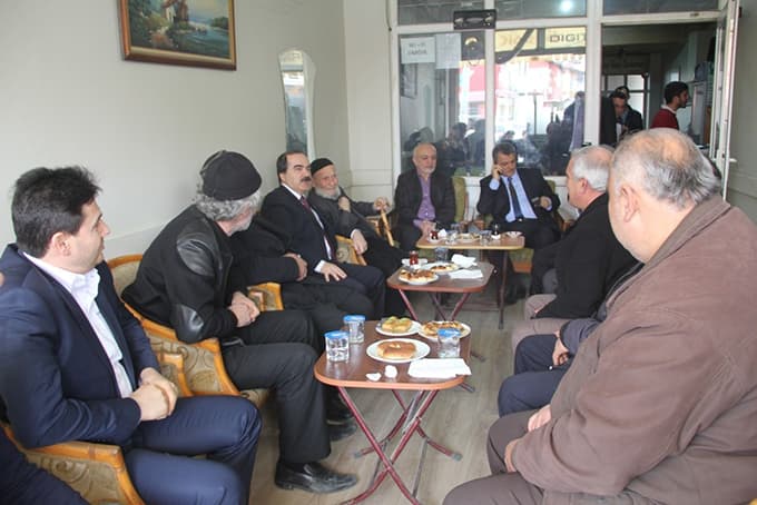 Vali Coş'tan cuma namazı çıkışı esnaf ziyareti