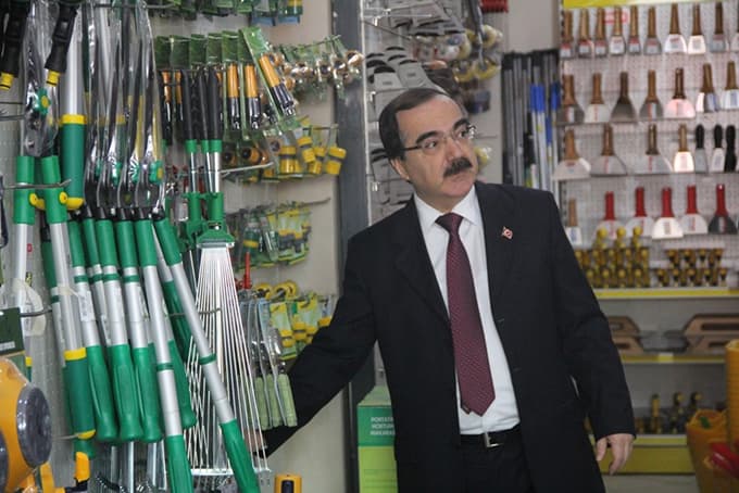 Vali Coş'tan cuma namazı çıkışı esnaf ziyareti