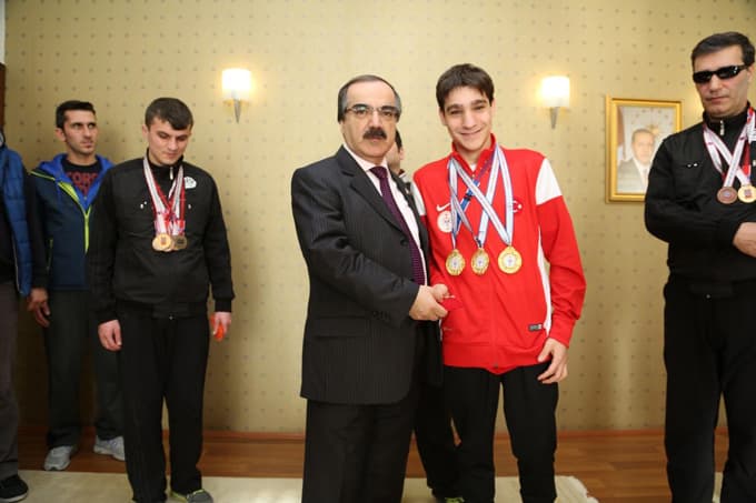 Vali Coş'tan 15 madalyalı görme engelli yüzücülere destek