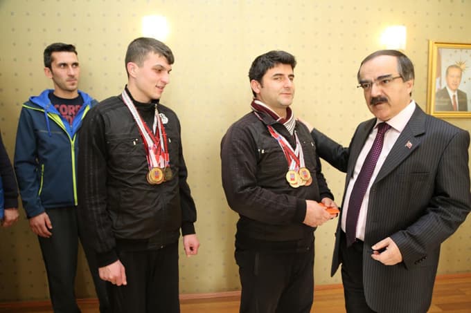 Vali Coş'tan 15 madalyalı görme engelli yüzücülere destek