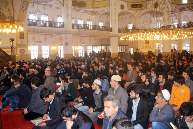 Cuma namazı öncesinde 'uyuşturucu semineri' düzenlendi