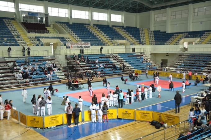 Dünya Kadınlar Günü'nde, kadın sporcular kıyasıya yarıştı