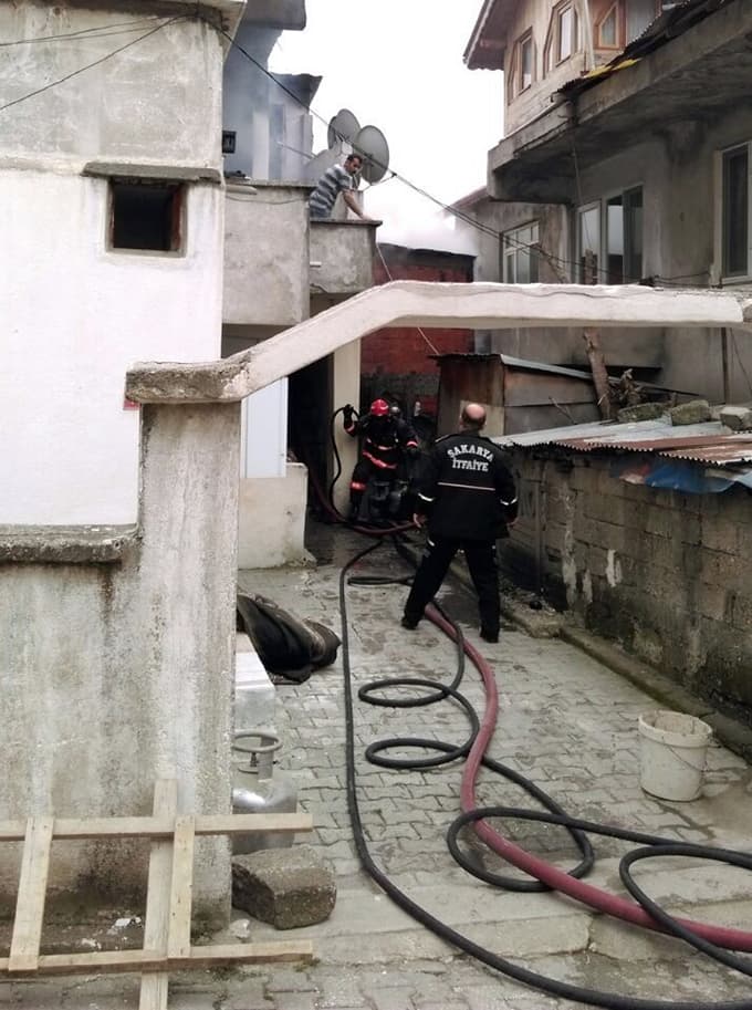 Kömürlükte çıkan yangın paniğe neden oldu