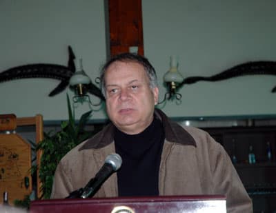 <font face="Arial" size="2">İsen, Turizm Geliştirme Projesi ile &ouml;ncelikle Sakarya'nın g&uuml;zelliklerini Sakarya halkına tanıtmayı hedeflediklerini belirterek, <font color="#333399">&quot;Yapılan &ccedil;alışmalar sonucunda Acarlar Longozu'nu bir değer haline getirdik. Acarlar Longozu'nu Sakarya halkına tanıttıktan sonra, T&uuml;rkiye'ye tanıtmak i&ccedil;in &ccedil;alışıyoruz. İnsanlarımız Sapanca'dan ge&ccedil;erken bu halinden daha g&uuml;zel olduğunu g&ouml;recekler. Sakarya coğrafi, doğal ve k&uuml;lt&uuml;rel g&uuml;zellikleri a&ccedil;ısından &ccedil;ok &ouml;nemli bir il. Bug&uuml;n Sakarya'nın g&uuml;zelliklerini rehberlere ve seyahat yazarlarına tanıtıyoruz. En yakın zamanda iş adamlarımızı ve yatırımcıları &ccedil;ağırarak Sakarya'nın g&uuml;zelliklerini onlarla paylaşacağız. Sakarya bir &ccedil;ok zenginliğe sahip&quot;</font> diye konuştu.<br /><br />Sakarya Valisi H&uuml;seyin Atak ise Şubat ayında yapılan Sakarya Marka Kent konulu toplantıda Sakarya'nın k&uuml;lt&uuml;rel zenginliklerinin tanıtılması kararı alındığını belirterek, <font color="#333399">&quot;Sakarya doğal g&uuml;zellikleri, sanayisi, tarımı ve coğrafi boyutuyla T&uuml;rkiye'nin &ccedil;ok ender illerinden biridir. &Ouml;rneğin, Sapanca G&ouml;l&uuml; d&uuml;nyanın sayılı g&ouml;llerinden biridir. Sapanca G&ouml;l&uuml;'nde her t&uuml;rl&uuml; spor yapılabilir. Karasu ve Kocaeli il&ccedil;elerinde deniz, kum ve g&uuml;neş turizminden faydalanılabilir. Akyazı il&ccedil;esinde de termal turizm yapılabilir&quot; <font color="#000000">şeklinde konuştu</font>.</font> </font>
