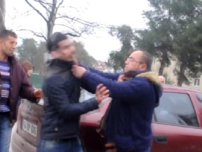 Park yüzünden tekme tokat birbirlerine girdiler