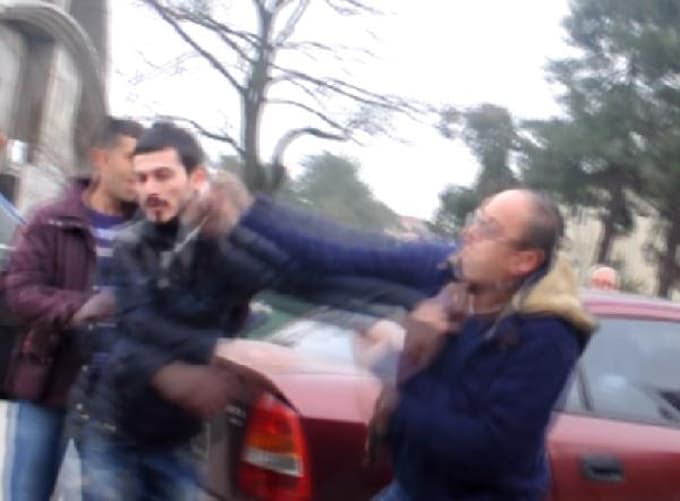 Park yüzünden tekme tokat birbirlerine girdiler