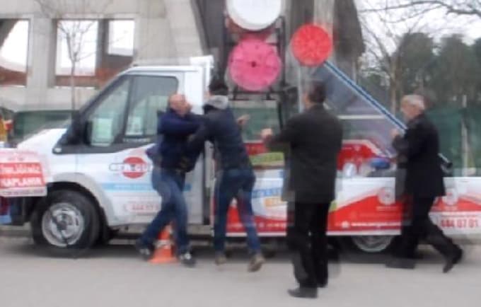 Park yüzünden tekme tokat birbirlerine girdiler