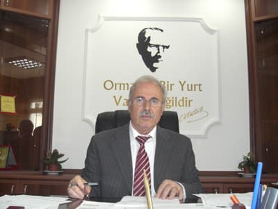 <font face="Arial" size="2">B&ouml;lge M&uuml;d&uuml;r&uuml; Hasan Yıldız insanları yanıltan, bu nedenle zehirlenmelerine yol a&ccedil;an sayısız yanlış inanışların en g&ouml;ze &ccedil;arpanları ise ş&ouml;yle sıraladı:<font color="#333399"> &quot;Canlı odunda gelişen mantarlar zehirsiz, &ouml;l&uuml; odundakiler zehirlidir.&quot;</font> B&ouml;yle bir kural yoktur. Her iki &ccedil;eşit odun &uuml;zerinde hem zehirli hem de zehirsiz mantarlar rahat&ccedil;a gelişebilmektedir. &Ouml;rneğin canlı ağa&ccedil;lar &uuml;zerinde b&uuml;y&uuml;yen mantarlardan istiridye mantarı, bal mantarı, biftek mantarı yenebilir, Ganoderma ve Fomes t&uuml;rleri yenmez.<font color="#333399"> &quot;Kolayca soyulabilen, pişirilirken g&uuml;m&uuml;ş kaşığı karartmayan, &ccedil;ayırlıkta yetişen mantarlar zehirsizdir.&quot;</font> Bu inanış doğru değildir. Zehirli mantarlar i&ccedil;inde yukarıda s&ouml;ylenenlere uygun t&uuml;rler bulunmaktadır. <font color="#333399">&quot;İlkbaharda &ccedil;ıkan mantarlar yenebilir.&quot;</font> Kesinlikle yanlış bir inanıştır. İlkbaharda yetişen ve &ccedil;ok zehirli olan mantar t&uuml;rleri vardır. &quot;<font color="#333399">Tuzlu ve sirkeli su ile yıkanırsa mantarın zehiri gider.&quot;</font> Zehirli bir mantar t&uuml;r&uuml; herhangi bir muamele ile hi&ccedil;bir zaman yenebilir hale getirilemez. &Ouml;zellikle amatoksin i&ccedil;eren mantarların yapısı hi&ccedil;bir işlem altında bozulmaz ve zehirleyici etkilerini yitirmezler.<font color="#333399"> &quot;B&ouml;cek vs. hayvanların yediği mantarlar zehirsizdir.&quot;</font> Pek doğru değildir. B&ouml;cek gibi hayvanlar ile insanların biyolojisi farklı olduğu i&ccedil;in, insanı &ouml;ld&uuml;ren bir mantar b&ouml;ceklere veya diğer hayvanlara bir şey yapmayabilir. &Ouml;rneğin insanlar i&ccedil;in en tehlikeli bir mantar olan ve zehirlenmelerin neredeyse % 95'inden sorumlu Amanita phalloides (&ouml;l&uuml;m meleği) mantarını, Amerikan tavşanı (Lepus americanus) severek, bolca yer ve hi&ccedil;bir zaman zehirlenmez. <font color="#333399">&quot;Y&uuml;zeyi yapışkan olan mantarlar zehirlidir.&quot;</font> B&ouml;yle bir genelleme yapılamaz. &Ouml;rneğin &Ccedil;am Kabara Mantarı ve en iyi yemeklik mantarlardan &Ccedil;&ouml;rek Mantarı gibi mantarların şapkası yapışkandır. &quot;Kırıldığı veya ezildiği zaman s&uuml;t gibi sıvı akıtan mantarlar zehirlidir.&quot; B&ouml;yle bir genelleme de yapılamaz. En lezzetli mantarlardan biri olan Kanlıca Mantarı turuncu renkte bir sıvı &ccedil;ıkarır. bunun yanı sıra zehirli olup, sıvı &ccedil;ıkarmayan Russula gibi mantar t&uuml;rleri vardır. <font color="#333399">&quot;Suda kaynatıldığında mantarın zehiri gider. &quot;</font> Bazı t&uuml;rler i&ccedil;in kısmen doğru olabilir, ancak genelde zehirli bir mantar kaynatmayla zehirinden arındırılamaz.</font>