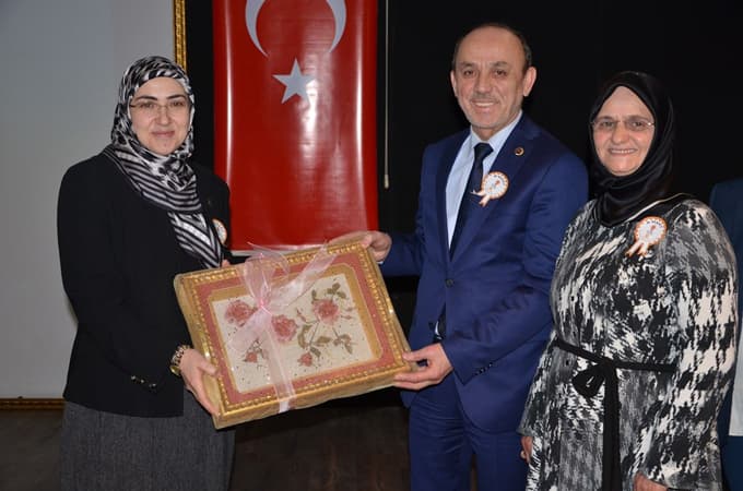 Erenler'de 8 Mart coşku ile kutlandı