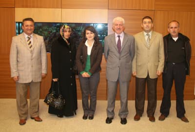 <font face="Arial" size="2">Okul Aile Birliği Başkanı Osman Yola&ccedil;ık ise, eğitime verdiği destekten dolayı B&uuml;y&uuml;kşehir Belediyesi'ne ve Başkan Aziz Duran'a minnettar olduklarını s&ouml;yledi. Eğitime katkı yapmanın asli g&ouml;revlerinden biri olduğunu s&ouml;yleyen Başkan Aziz Duran,<font color="#333399"> &ldquo;Sizlerin mutluluğu bizim mutluluğumuz demek. Şehrimizin g&uuml;zide okullarından biri olan Abdullah &Ouml;m&uuml;r İlk&ouml;ğretim Okulu'na katkı yapabildiysek kendimizi bahtiyar hissederiz. Eğitilmiş toplum aydınlık gelecek demektir. Biz elimizden geldiğince okullarımıza katkı yapıyoruz. Desteğimiz bundan sonra da s&uuml;recek&rdquo;</font> diye konuştu.</font>