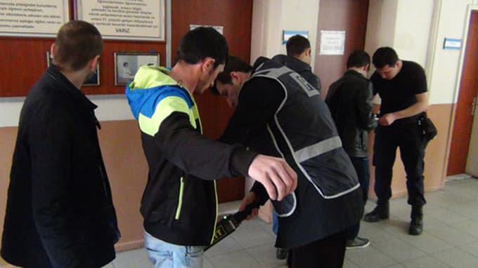 Sınava girecek öğrencilere dedektörle çifte arama