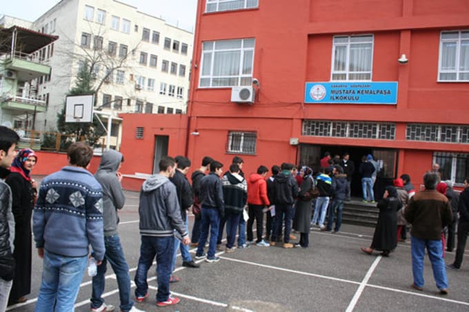 Sınava girecek öğrencilere dedektörle çifte arama