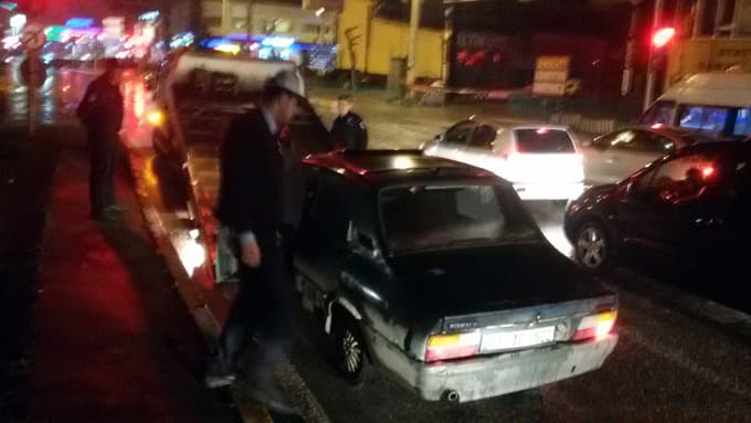 Aşırı alkollü sürücü, durduğu trafik ışıklarında sızdı