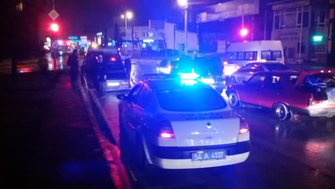Aşırı alkollü sürücü, durduğu trafik ışıklarında sızdı