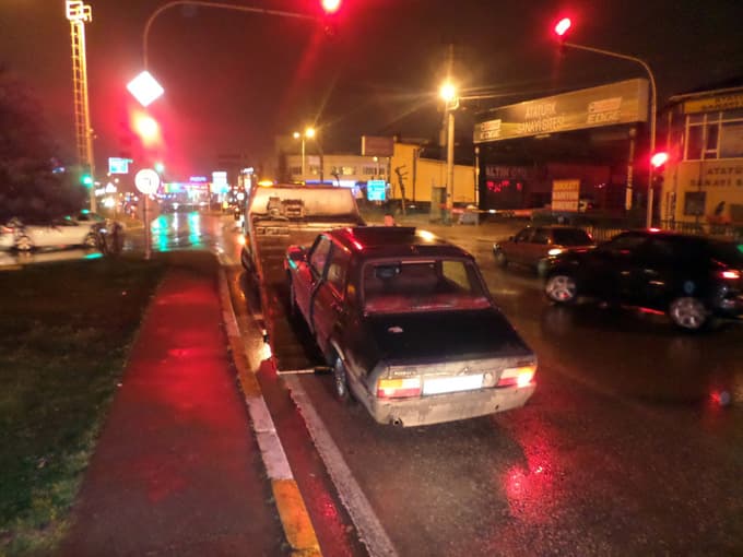 Aşırı alkollü sürücü, durduğu trafik ışıklarında sızdı