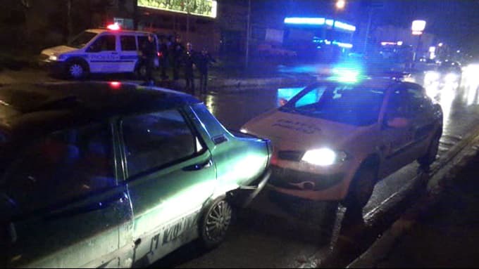 Aşırı alkollü sürücü, durduğu trafik ışıklarında sızdı