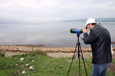 <p><font size="2"><font face="arial,helvetica,sans-serif">Kuş gribinin başta kanatlı hayvan sekt&ouml;r&uuml; olmak &uuml;zer &uuml;lke ekonomisine b&uuml;y&uuml;k zararlar verdiğini s&ouml;yleyen Uzun, kuş gribine karşı alınacak &ouml;nlemlerin sonu&ccedil; &uuml;zerinden değil sebep &uuml;zerinden hareket edilerek &ccedil;&ouml;z&uuml;lmesi gerektiğini savundu. Kuş gribinin sebepleri &uuml;zerinden hareket edildiği taktirde &ccedil;ok daha iyi sonu&ccedil;lar alınacağını belirten Uzun, g&ouml;&ccedil;men kuşların konakladığı sulak alanlarda 'Kuş Gribi G&ouml;zlem İstasyonları' kurularak hastalığın takip edilebileceğini bildirdi. Uzun, s&ouml;zlerini ş&ouml;yle s&uuml;rd&uuml;rd&uuml;: <font color="#333399">&quot;Vir&uuml;s&uuml; g&ouml;&ccedil;men kuşlar taşıyor. &Ouml;zellikle yeşil baş &ouml;rdek ve kazların bu vir&uuml;s&uuml; taşıdıkları biliniyor. Yapılması gereken en &ouml;nemli şey g&ouml;&ccedil;men kuşların g&ouml;&ccedil; yolu &uuml;zerinde bulunan &uuml;lkemizde kuş gribi g&ouml;zlem istasyonları kurulmalıdır. T&uuml;rkiye'de g&ouml;&ccedil;men kuşların konakladığı &ccedil;ok sayıda sulak alan var. Bu kuşlardan &ouml;rnekler alınarak tahlil edilebilir. Vir&uuml;s taşıyıp taşımadığı ortaya &ccedil;ıkartılabilir.&quot; </font></font></font></p>