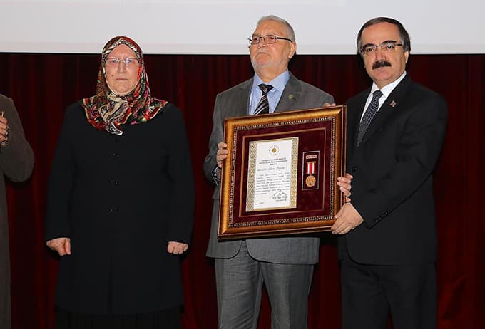 Validen şehit yakınlarına Övünç Madalyası