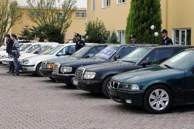 <p><font face="arial,helvetica,sans-serif" size="2">Şebekenin &ccedil;alıntı ara&ccedil;ları Karasu il&ccedil;esi Taşlıge&ccedil;it K&ouml;y&uuml;ndeki bir &ccedil;iftlikte değiştirdiğini belirleyen polis, &ccedil;iftliğe operasyon d&uuml;zenledi. Operasyonda şebekenin lideri D.K. ile birlikte ara&ccedil;ların şasesini değiştiren E.&Ccedil;., ara&ccedil;ları par&ccedil;alayan ve yer temin eden E.A., S.A. ve A.K. yakalandı. Operasyonda O.B'ye ait otomobil başta olmak &uuml;zere şebekenin değiştirdiği 11 otomobil ele ge&ccedil;irildi. Zanlıların 3 otomobili par&ccedil;alayarak piyasaya s&uuml;rd&uuml;kleri ve hurdaya ayrılan 1 adet arazi aracını tamir ettirmiş gibi g&ouml;sterip kasko yaptırdıktan sonra &ccedil;alıntı g&ouml;stererek sigorta şirkerinden para aldıkları ifade edildi. </font></p><p><font face="arial,helvetica,sans-serif" size="2">Guruba &ccedil;alıntı ara&ccedil; temin ettiği belirlenen ve eski uzman &ccedil;avuş olduğu &ouml;ğrenilen İ.K'nın evinde yapılan aramada 1 adet el yapımı el bombası, 1 adet tabanca, 1 adet kuru sıkı tabanca ve 2 adet kuru sıkıdan &ccedil;evirme tabanca bulundu. Polis, şebekenin karıştığı başka olayların aydınlatılması i&ccedil;in &ccedil;alışmasını &ccedil;ok y&ouml;nl&uuml; s&uuml;rd&uuml;r&uuml;yor. Emniyetteki sorguları tamamlanan &ouml;rg&uuml;t lideri ve 5 şebeke &uuml;yesi adliyeye sevk edildi. Firarda olan İ.K'nın yakalanması i&ccedil;in &ccedil;alışmalar s&uuml;r&uuml;yor. </font></p>