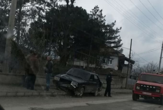 Otomobil, kaldırımda yürüyen öğrencilere çarptı: 2 yaralı