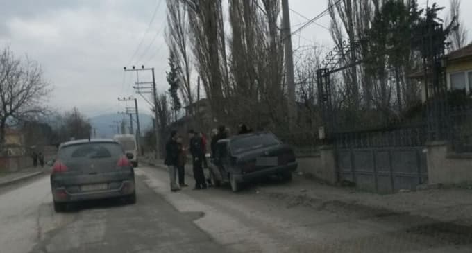 Otomobil, kaldırımda yürüyen öğrencilere çarptı: 2 yaralı