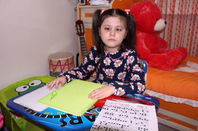 Görme engelli Ecrin okuduğu şiirle herkesi duygulandırdı
