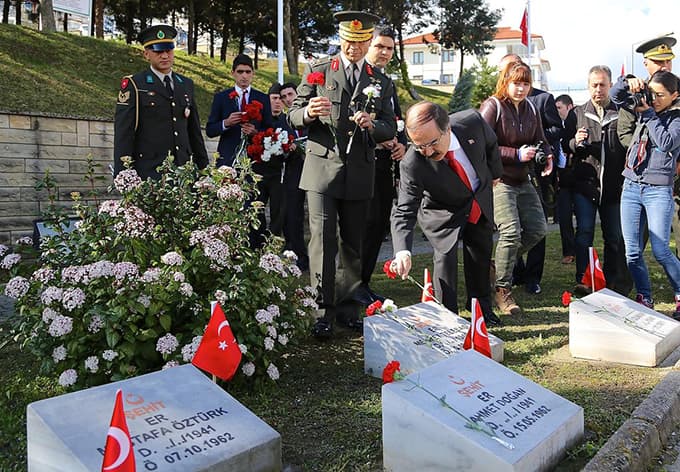 Çanakkale şehitlerini anma programında duygusal anlar...