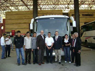 <font face="Arial" size="2">Otokar Doruk 190S modelinin tanıtımı amacıyla T&uuml;rkiye genelinde d&uuml;zenlenecek olan roadshow tanıtım etkinliği Balıkesir, Manisa ve İzmir'in ardından farklı illerde devam edecek.<br /><br />Doruk'un servis taşımacılığı i&ccedil;in geliştirilen <font color="#333399">35 kişilik otob&uuml;s&uuml; Doruk 190S, b&uuml;y&uuml;k otob&uuml;slerin maliyetli, k&uuml;&ccedil;&uuml;k otob&uuml;slerin yetersiz kaldığı yolculuklar i&ccedil;in ideal bir otob&uuml;s olarak sunuluyor.</font> Doruk 190S'te &ouml;nde ve arkada uzaktan kumandalı dışarı a&ccedil;ılan tek kanat kapılar, 6 ileri 1 geri tam senkrome&ccedil;li mekanik şanzıman, &ouml;nde ve arkada tam kuru havalı, &ccedil;ift devreli, otomatik ayarlı, hava soğutmalı disk frenler bulunuyor.<br /></font>