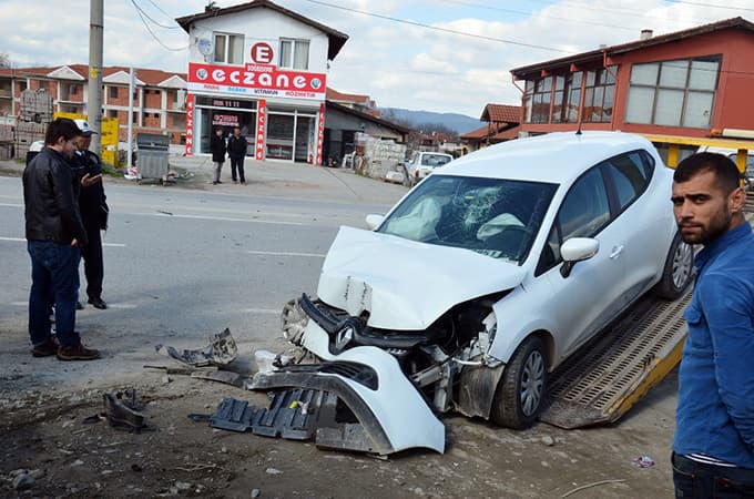 Kamyon ile otomobil birbirine girdi!