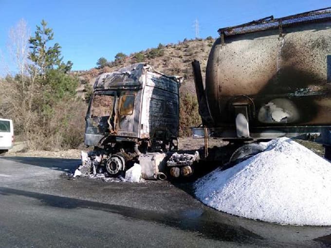 Soda yüklü tanker hareket halindeyken alev aldı