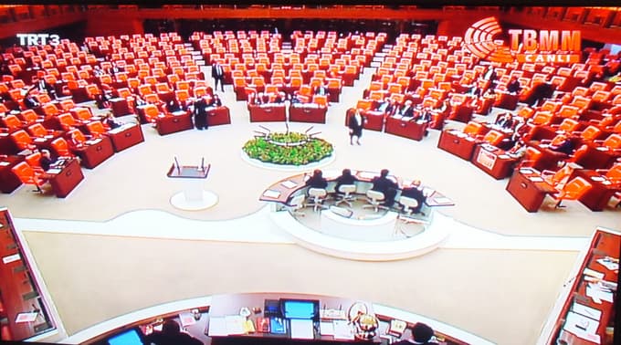 Bakan İslam gensoruya karşılık kendini savundu
